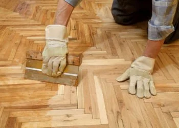 Do-it-yourself: sanding and varnishing a wooden floor yourself 1 wooden floor