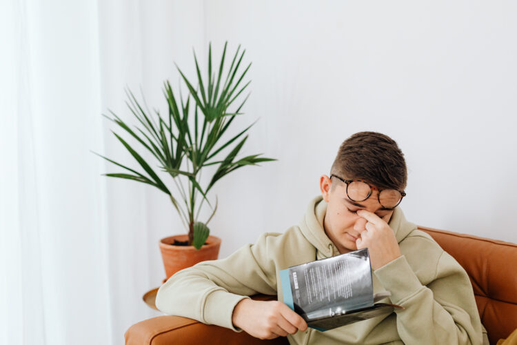 How to Manage Eye Allergies 3 Rubbing Your Eyes