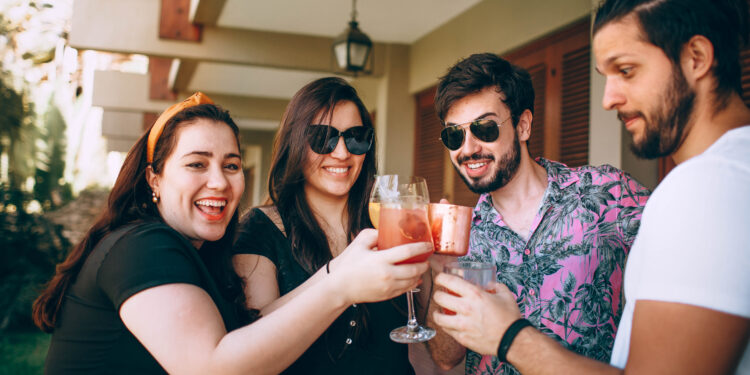 Summer Fun: A Complete Guide to Throwing a Party 4 Themed Cocktails