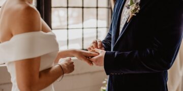 Woman and man holding each others hands